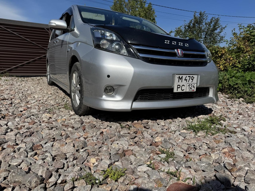 Toyota, ISis, 2011