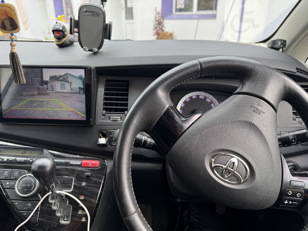 Toyota, ISis, 2011