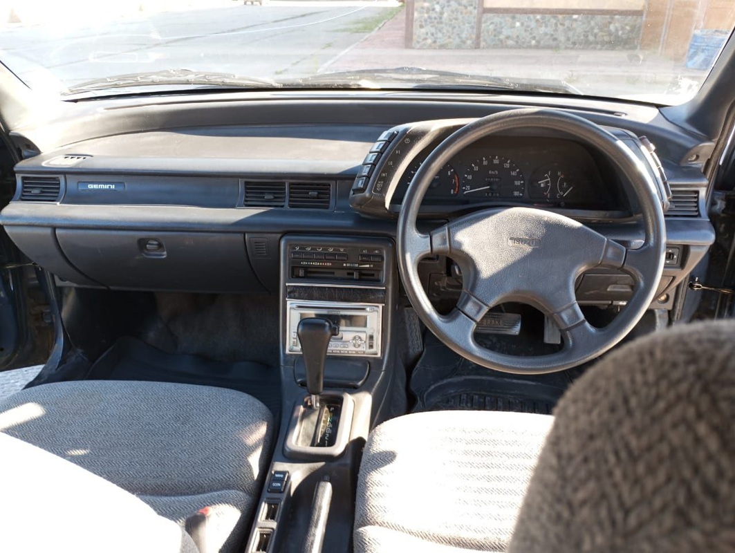 Isuzu, Gemini, 1990