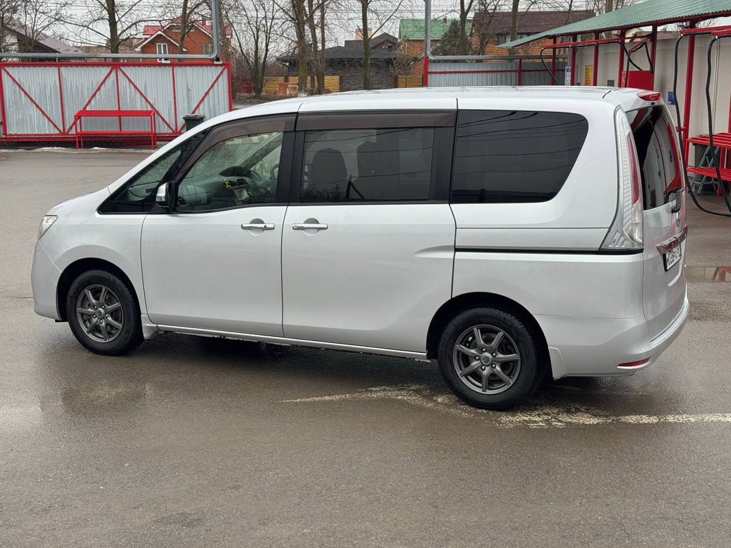 Nissan, Serena, 2011