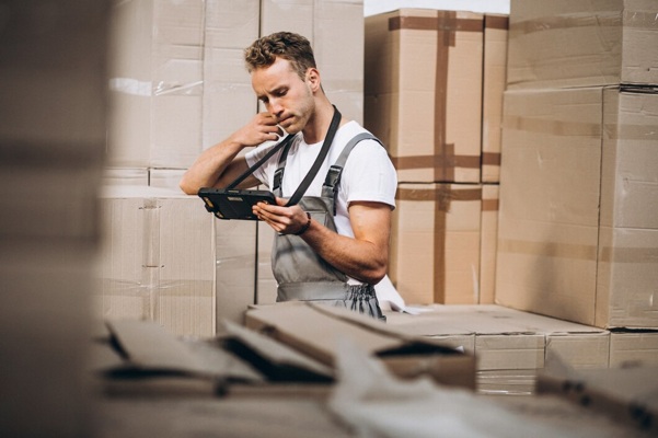 young-man-working-warehouse-with-boxes_1303-16599.jpg