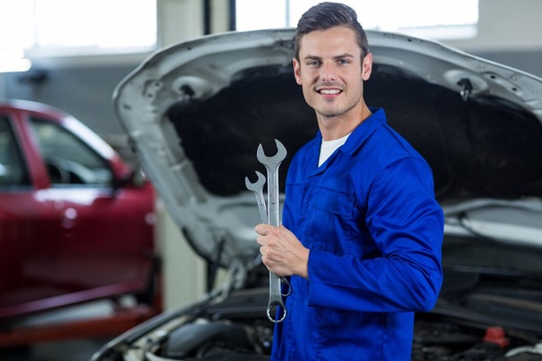 mechanic-holding-wrench_1170-1136.jpg