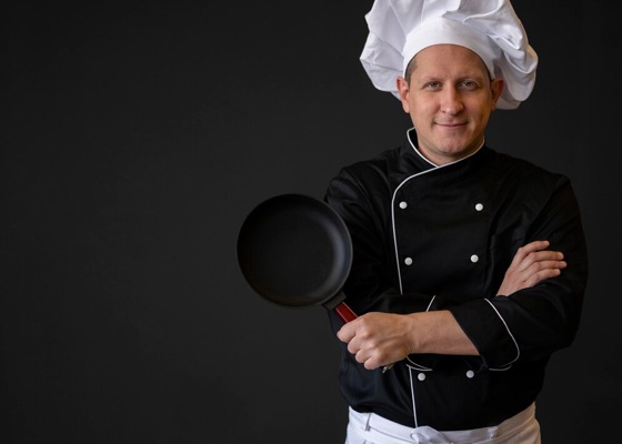 medium-shot-chef-with-pan-posing_23-2148723239.jpg