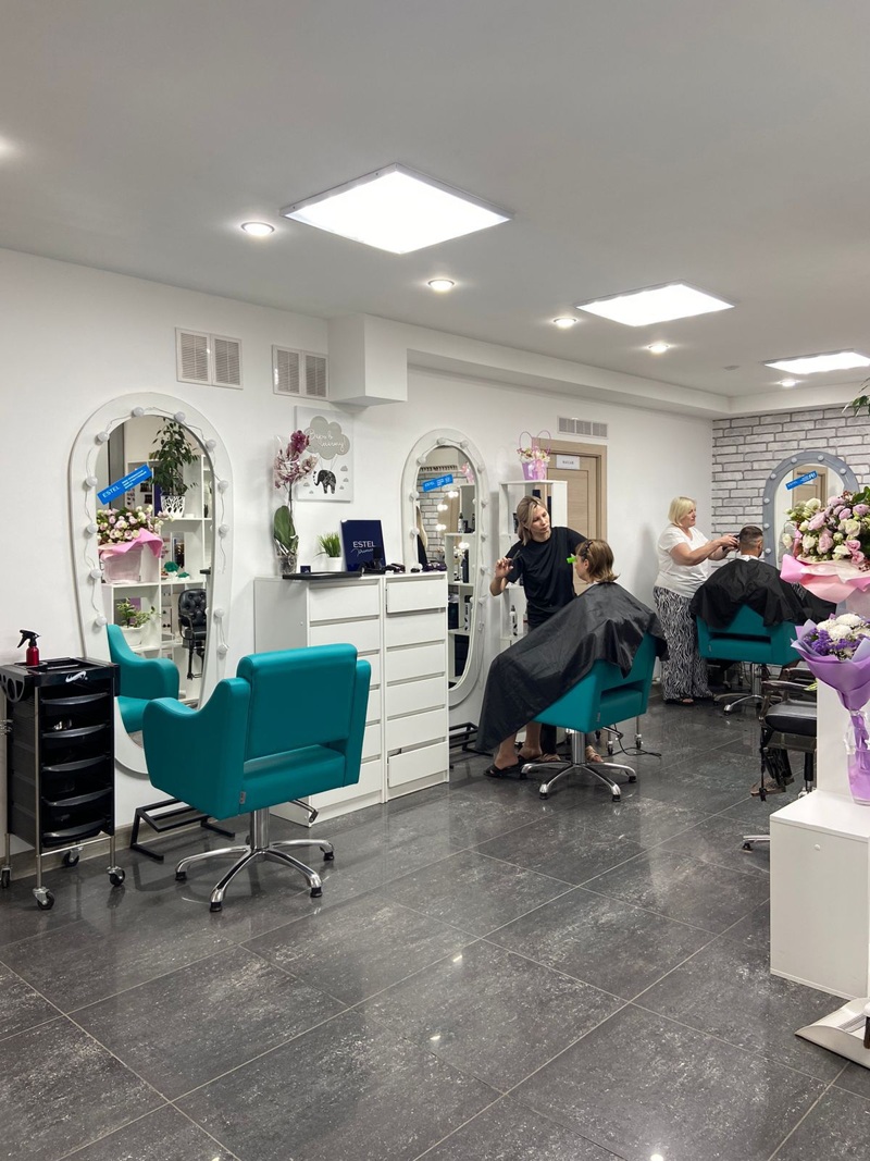 Требуются мастера парикмахеры с опытом работы, Студия Красоты с караоке «Вильма»