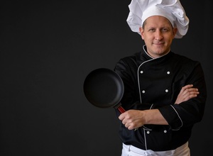 medium-shot-chef-with-pan-posing_23-2148723239.jpg