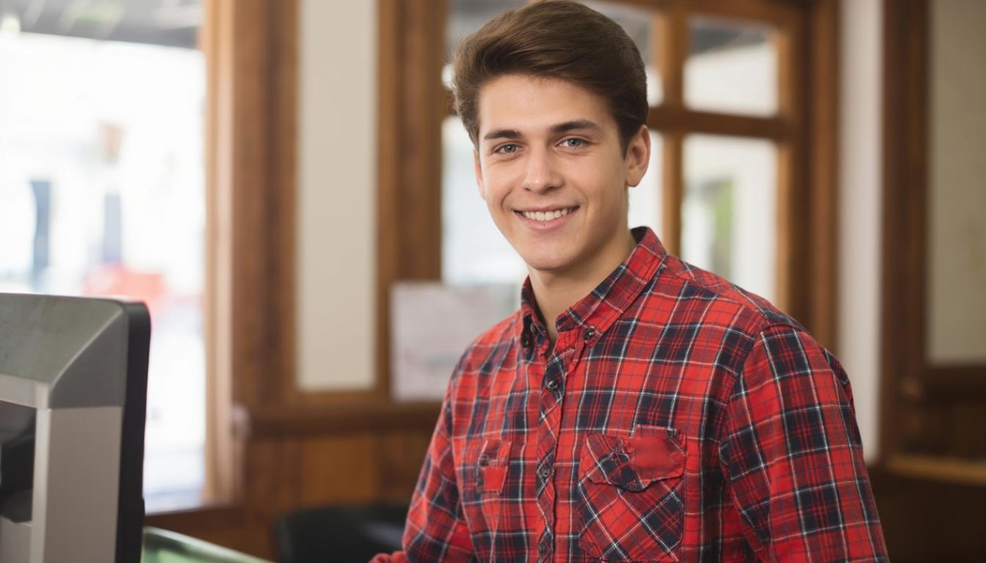 Требуется продавец-универсал