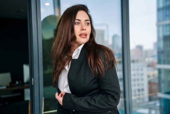 Hailuo_Image_дорисуй изображение, справа и _486212918028607495.jpg