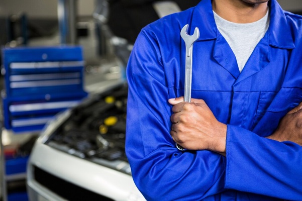 mechanic-with-arms-crossed-holding-spanner_1170-1491.jpg