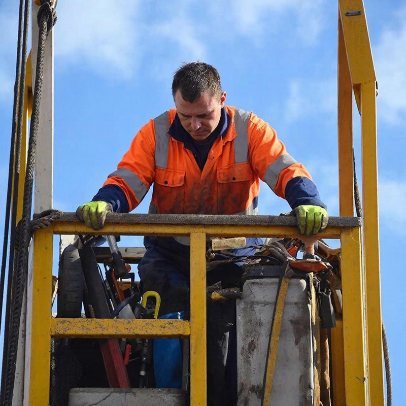 Рабочий люльки автовышки