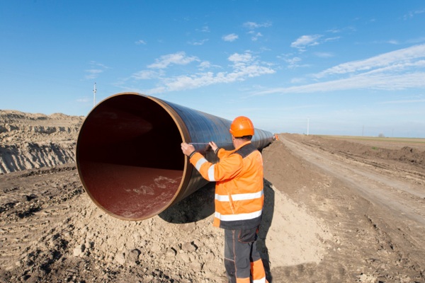 pipeline_workers_measuring_tube_length_for_construction_of_gas_and_oil_pipes.jpg