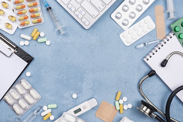 vid-sverhu-medicinskie-elementy-kompozicii-na-fone-golubogo-cementa.jpg