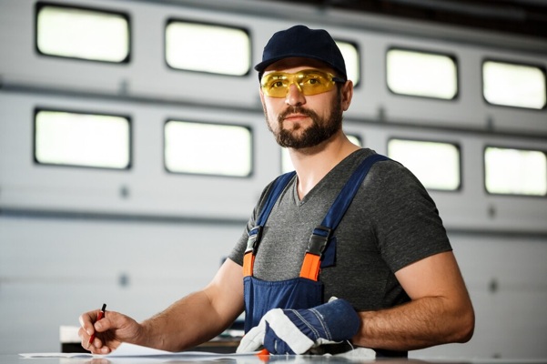 portrait-worker-overalls-steel-factory-background_176420-5571.jpg