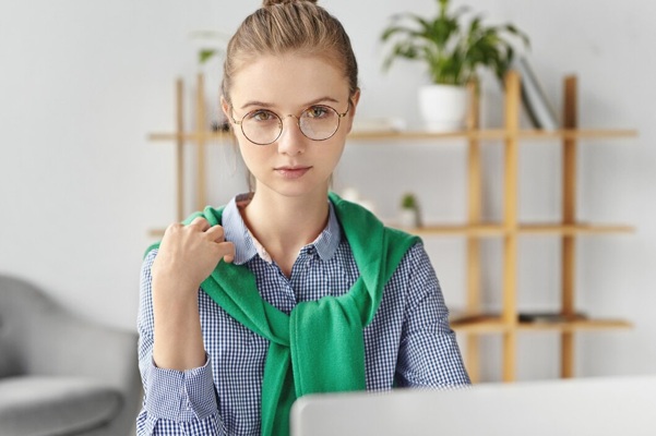 beautiful-woman-dressed-formally-office-with-laptop_273609-4632.jpg