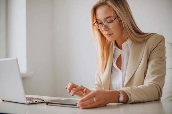 young-business-woman-working-computer-office_1303-26084.jpg