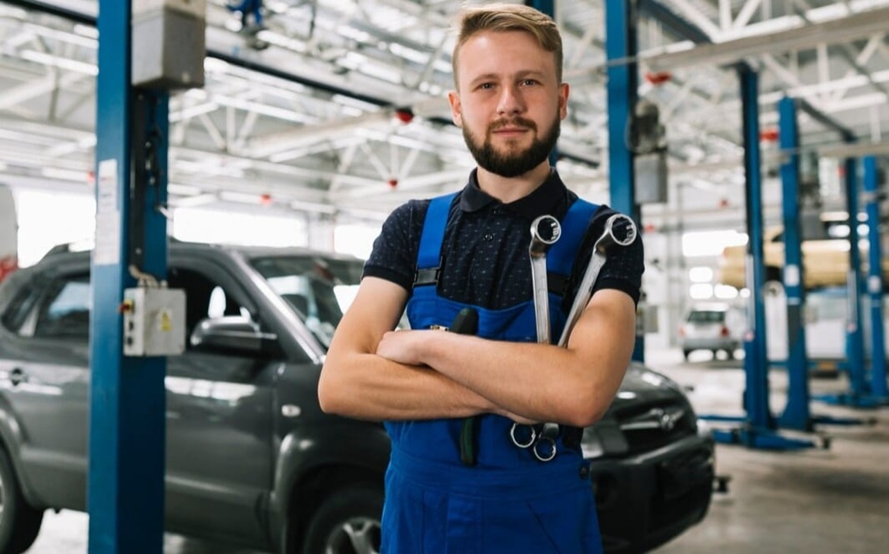 Требуется автослесарь