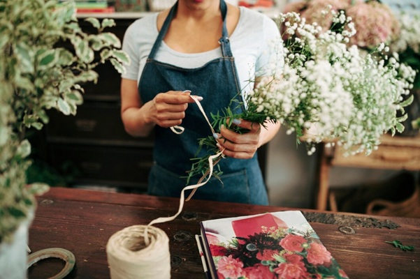 woman-s-hand-tying-bunch-flowers-with-string-shop_23-2147882098.jpg