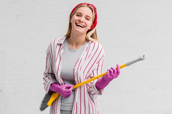 smiley-woman-with-gloves-singing-brush_23-2148394880.jpg