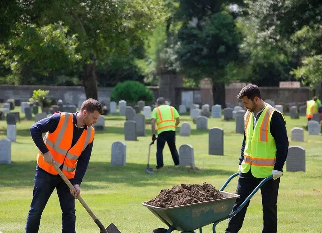 Разнорабочий для работы на кладбище