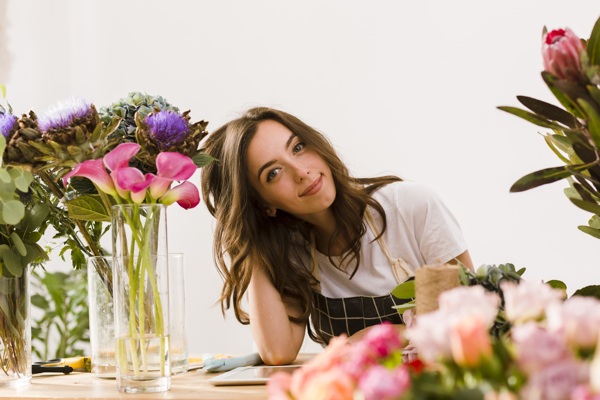 srednii-vystrel-molodoi-florist-v-cvetocnom-magazine.jpg