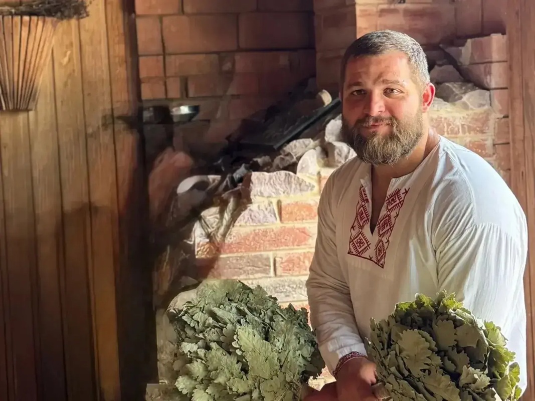 Помощник банщика, Загородный Клуб "Поплавок"