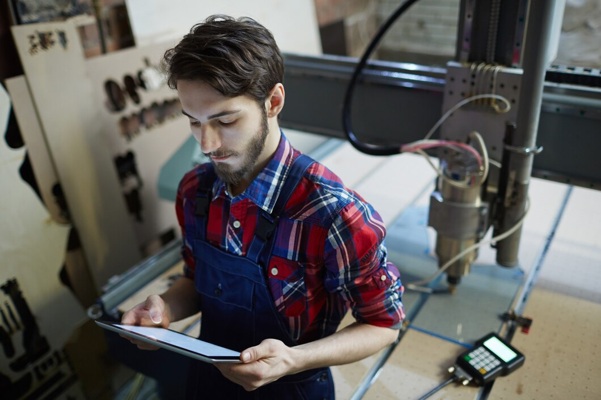 worker-with-tablet-settings_1098-13961.jpg