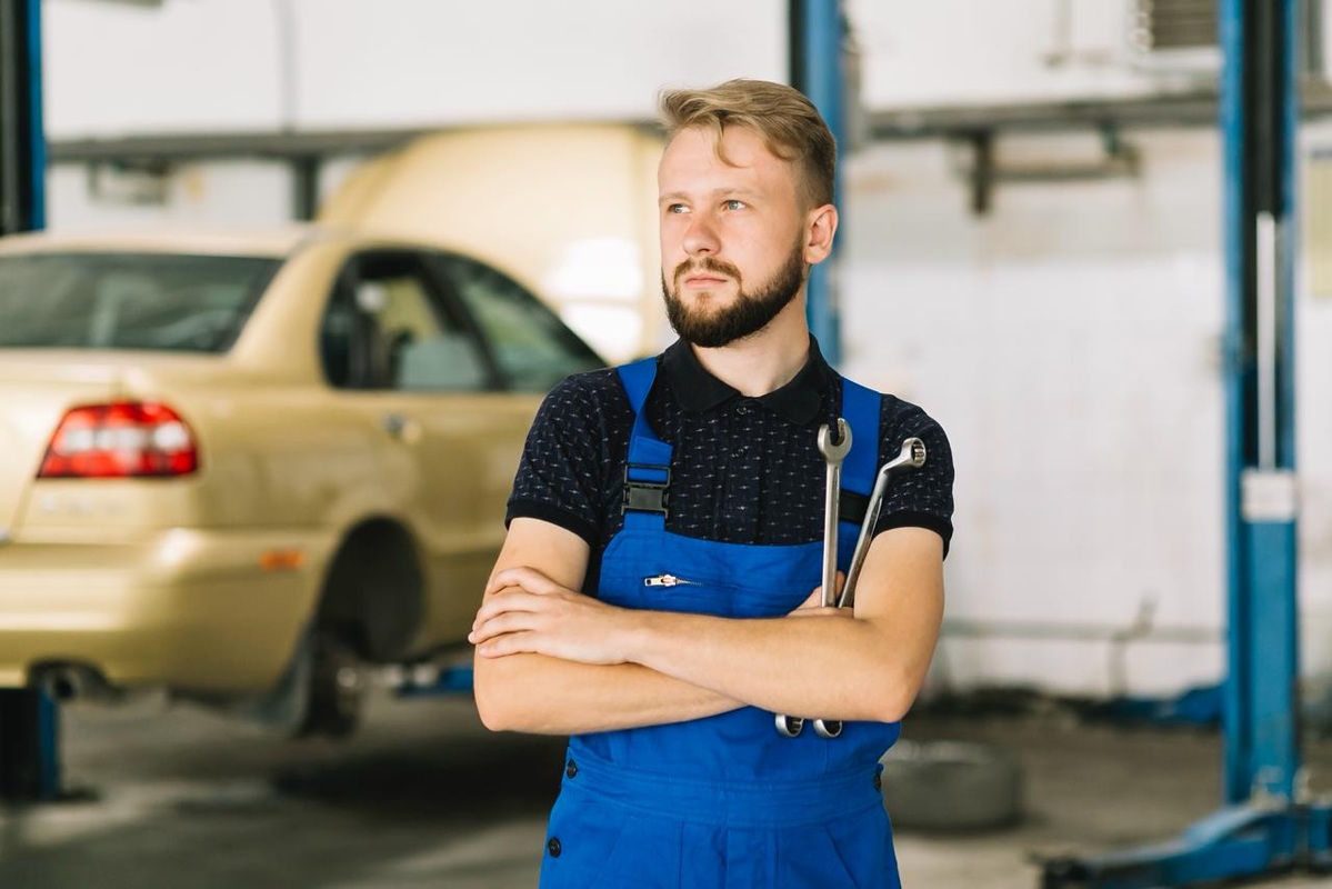 Требуется автослесарь автомеханик
