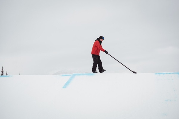 man-cleaning-snow-ski-resort_107420-96227.jpg