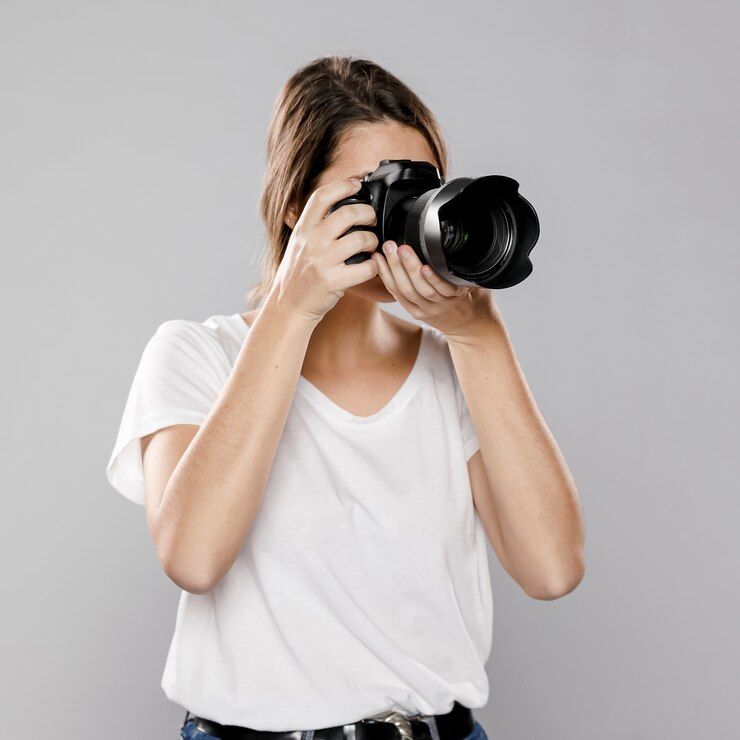 front-view-female-photographer_23-2148453389.jpg